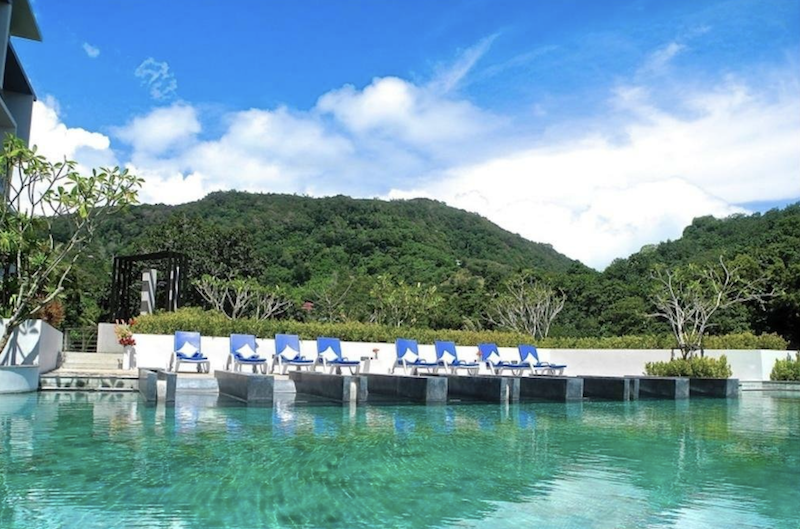 Photo Condo 一卧室泳池通道，拥有美丽的现代设计，在普吉岛卡伦出售。