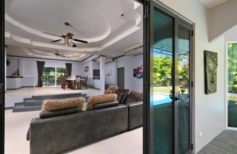 Photo Contemporary luxury pool villa in Kamala beach 