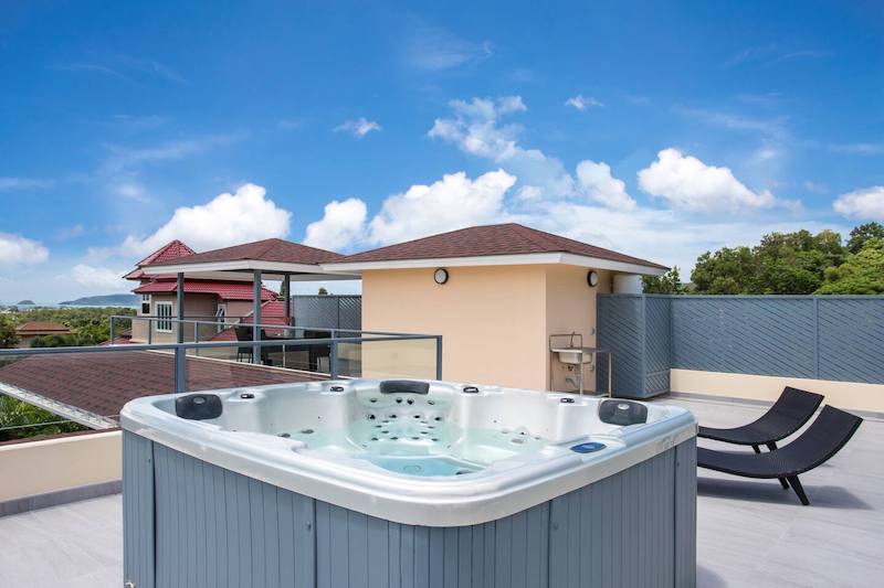 Photo villa contemporaine avec piscine vue mer à vendre à Chalong