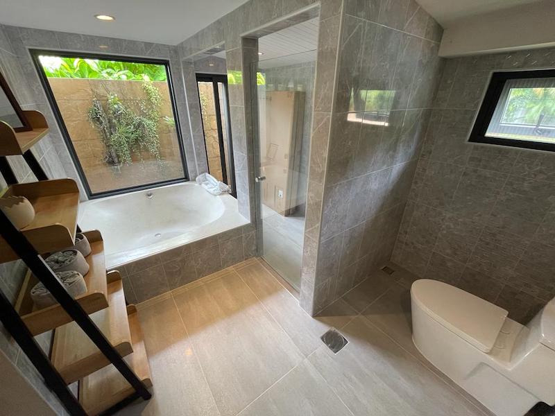 Фото Уютная вилла с 5 спальнями и бассейном на продажу на Раваи