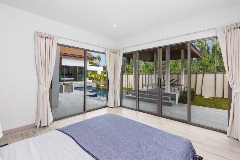 Photo Confortable villa neuve de 4 chambres avec vue sur la piscine à vendre à Rawai beach.