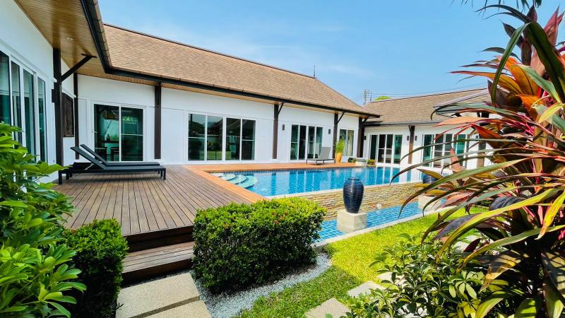Photo Deluxe pool villa for sale in Tara estate in Layan