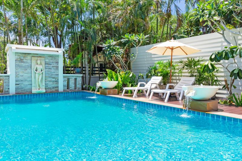 照片梦幻度假泳池别墅位于拉威，拥有美丽的花园
