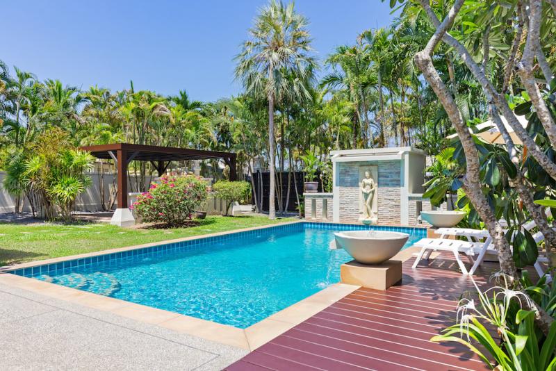 照片梦幻度假泳池别墅位于拉威，拥有美丽的花园