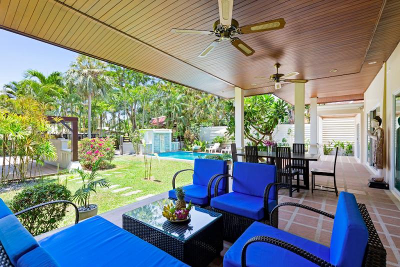 Photo Villa de vacances de rêve avec piscine à Rawai avec un beau jardin