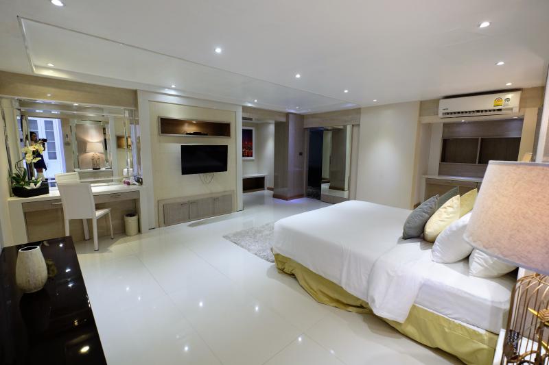 Фото Эксклюзивная квартира с 4 спальнями и частным бассейном на продажу на пляже Патонг, Пхукет, Таиланд
