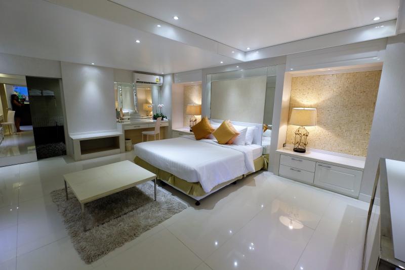 รูปภาพ Exclusive 4 bedroom condo with private pool for sale in Patong Beach, Phuket, Thailand