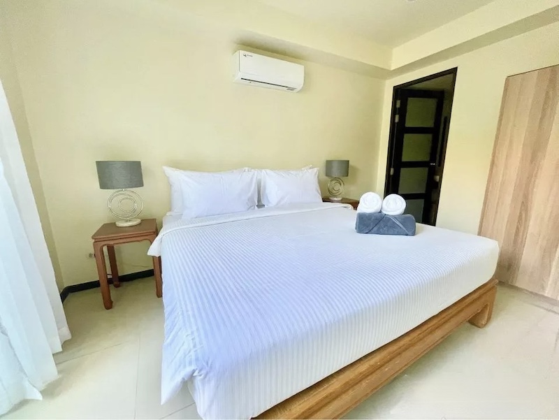 Фото Вилла с пятью спальнями и частным бассейном на продажу Най Харн, Пхукет.