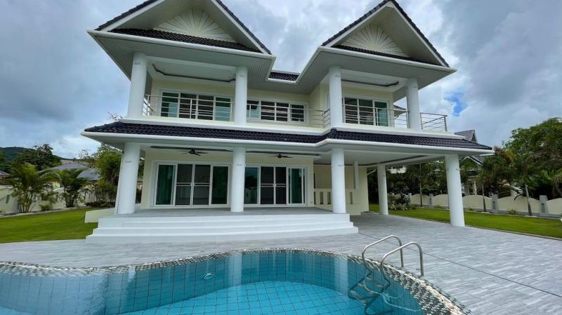 Photo Fully renovated 3 Bedroom pool villa with large garden for sale in Rawai