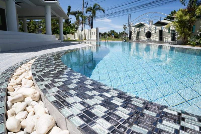 照片在拉威出售的带大花园的全面装修的 3 卧室泳池别墅
