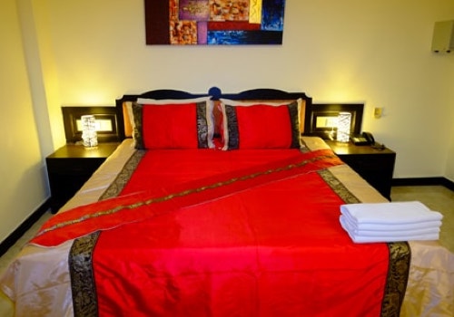 Photo Guesthouse 有 16 间卧室出售，位于普吉岛芭东市中心