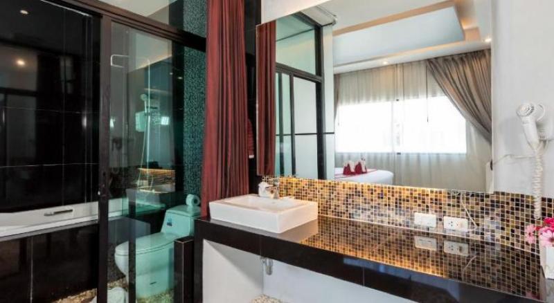 Photo Hôtel de 91 chambres avec piscine et Sky bar à vendre à Patong