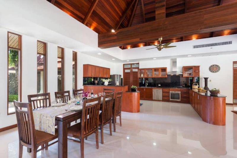Photo Kathu luxury villa for sale overlooking a golf course