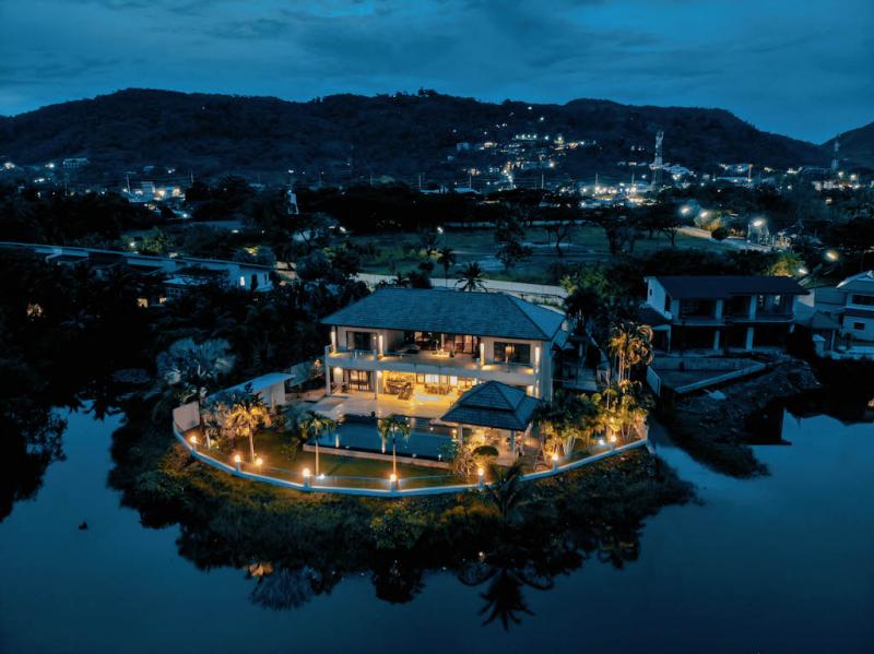 Photo Villa de luxe avec piscine au bord du lac à vendre à Chalong avec 5 chambres