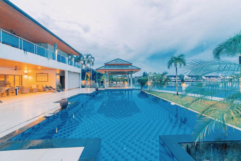 Photo Villa de luxe avec piscine au bord du lac à vendre à Chalong avec 5 chambres