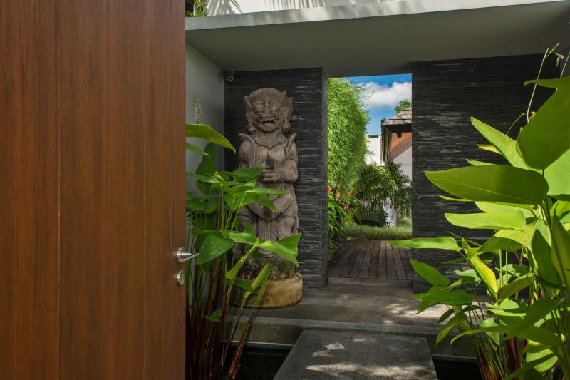Фото Лаян на продажу великолепная роскошная вилла с 3 спальнями, бассейном и большим садом