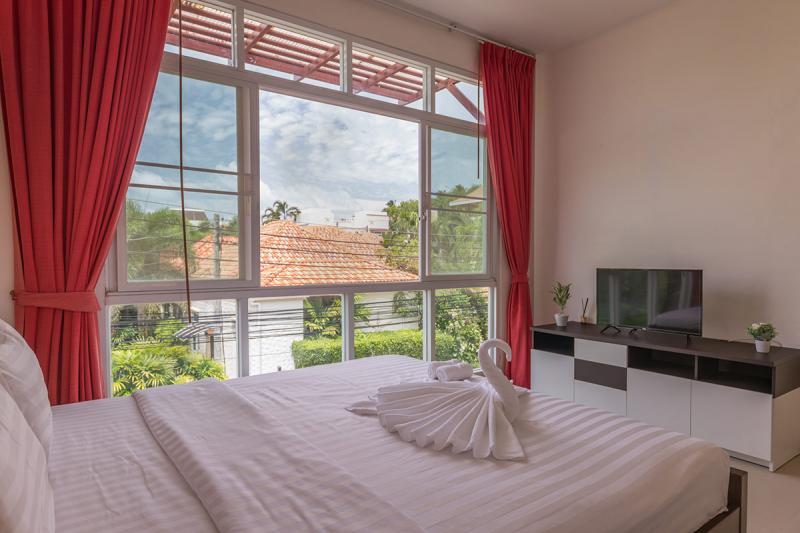 Photo Lovely 3 bedroom pool villa for sale in Rawai, Phuket 