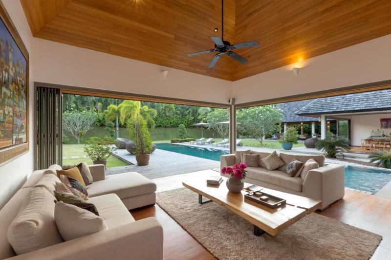 Photo Luxury 4 Bedroom Villa สำหรับขายที่ Layan Hills Estate