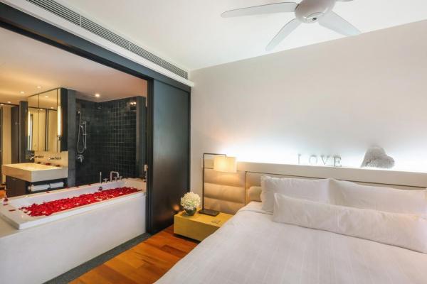 在泰国普吉岛苏林出售的现代精美 2 卧室公寓