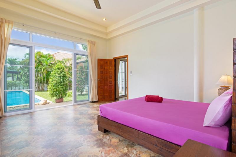 Фото Роскошный дом для отдыха на Пхукете - вилла в тайском стиле с 4 спальнями на Раваи