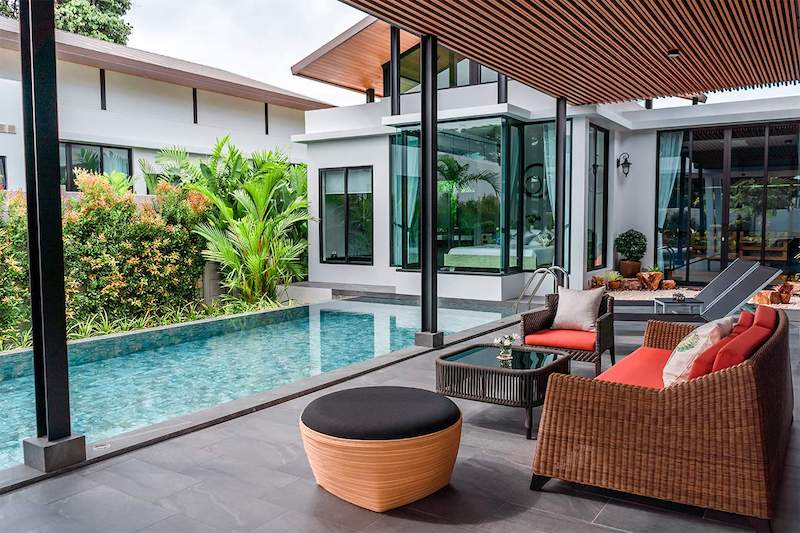 Photo Villa de luxe avec piscine avec 4 chambres à louer Située à Nai Harn, Phuket.
