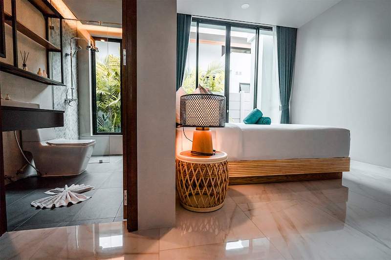 Photo Villa de luxe avec piscine avec 4 chambres à louer Située à Nai Harn, Phuket.