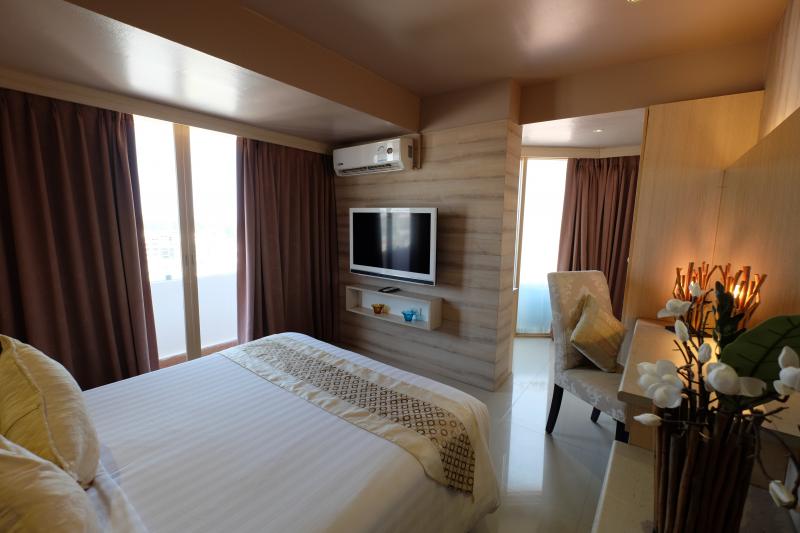 芭东海滩附近待售的豪华海景两居室公寓，附有酒店设施