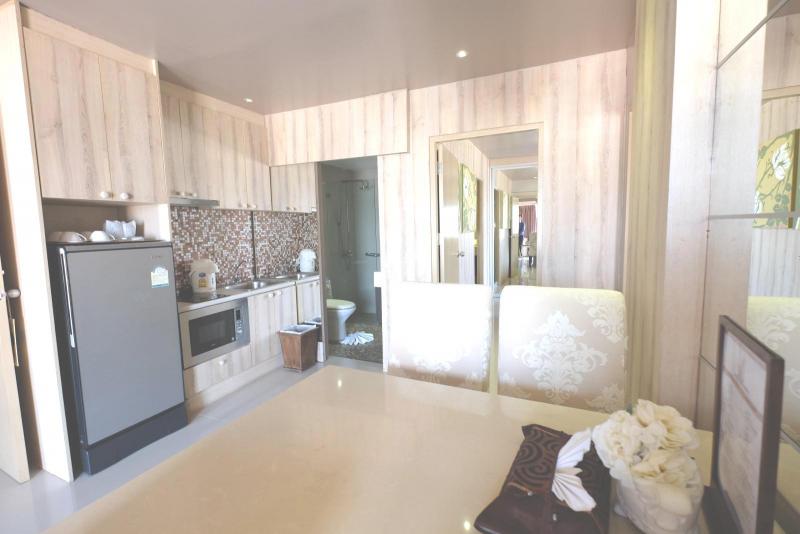 Photo Appartement de luxe avec vue sur la mer et 2 chambres à vendre à proximité de la plage de Patong avec services hôteliers
