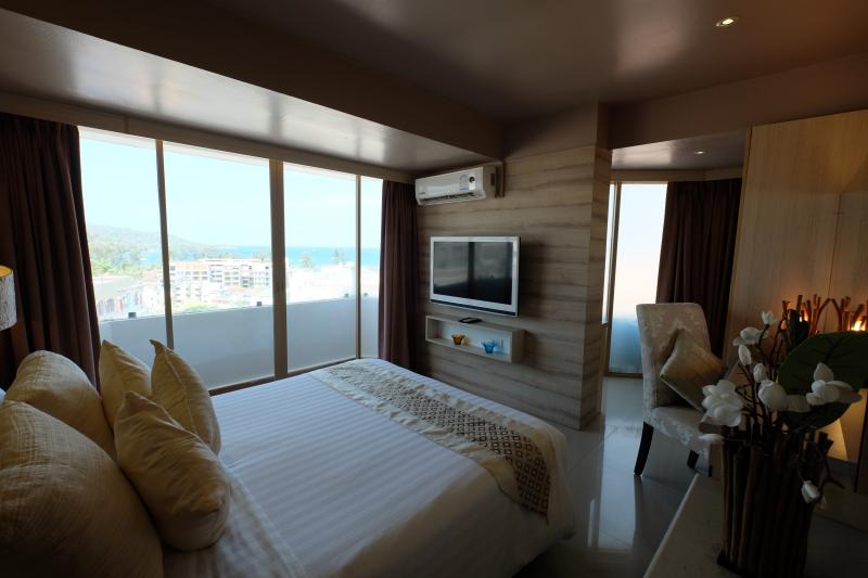 芭东海滩附近待售的豪华海景两居室公寓，附有酒店设施