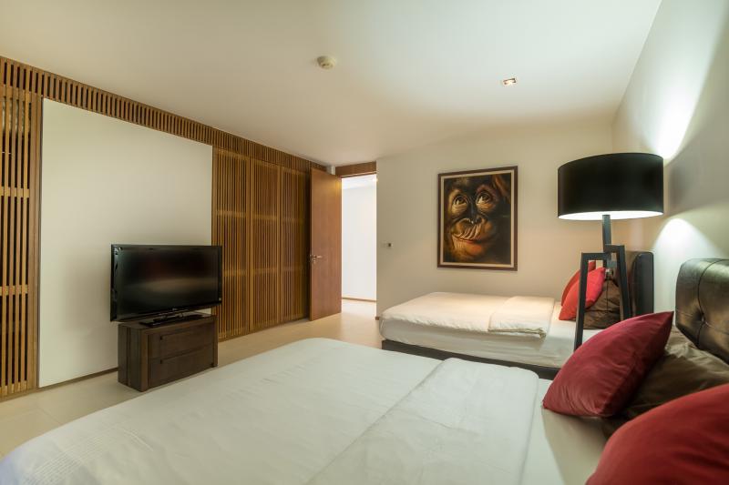 照片豪华海景 2 卧室公寓在普吉岛卡塔出售