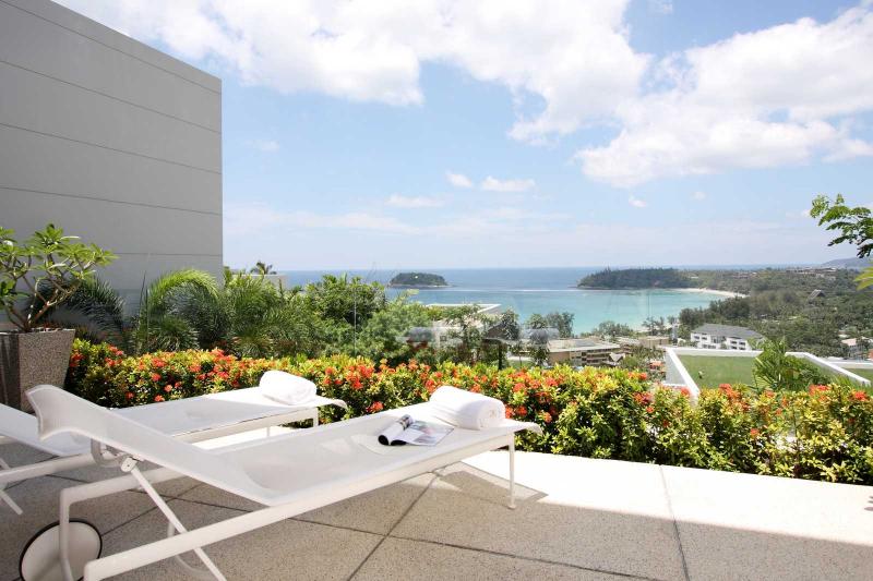 Photo Penthouse exclusif avec 3 chambres et piscine privative à vendre à Kata, Phuket