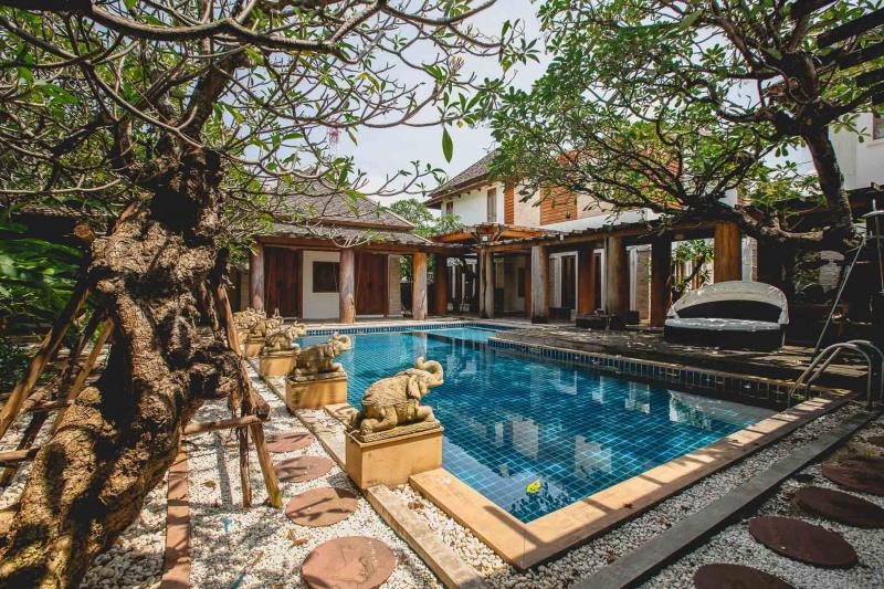 照片 泰国曼谷的豪华泰式和巴厘岛风格别墅