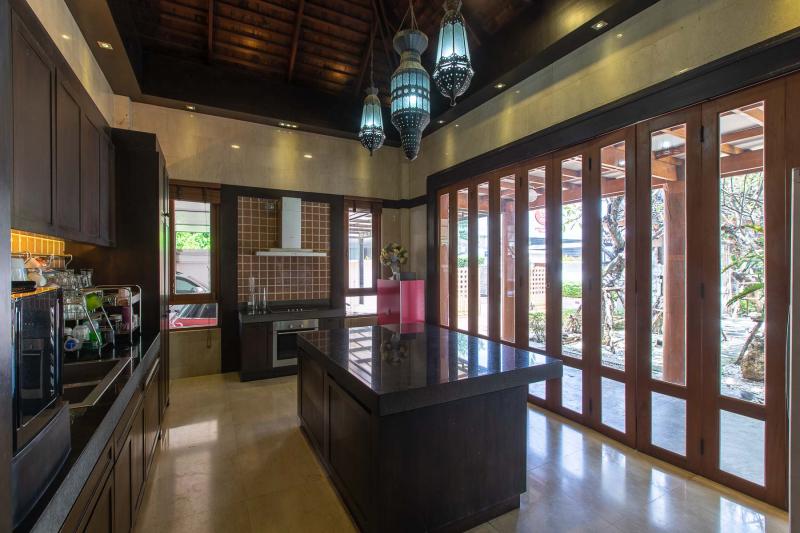 Photo Villa exclusive de style thaïlandais sur un terrain de 1600 m2 à vendre à Nuanchan, Bangkok