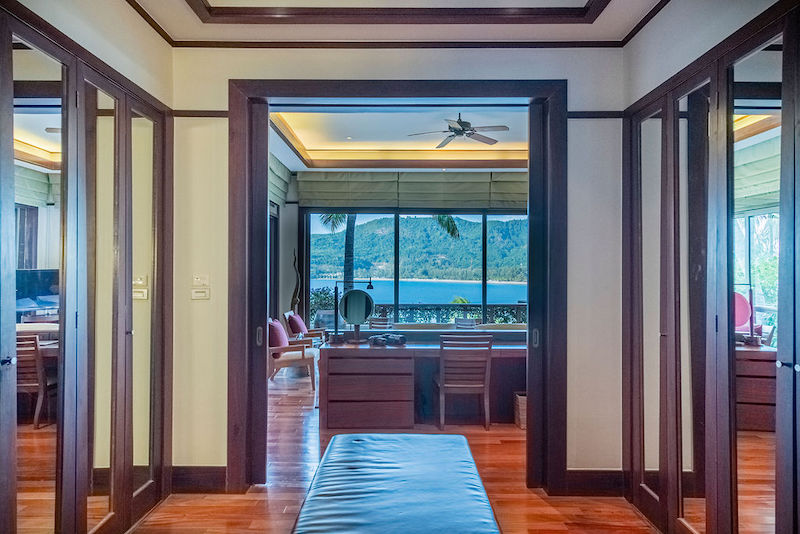 Фото Роскошная вилла с 4 спальнями и захватывающим видом на океан на залив Камала на продажу