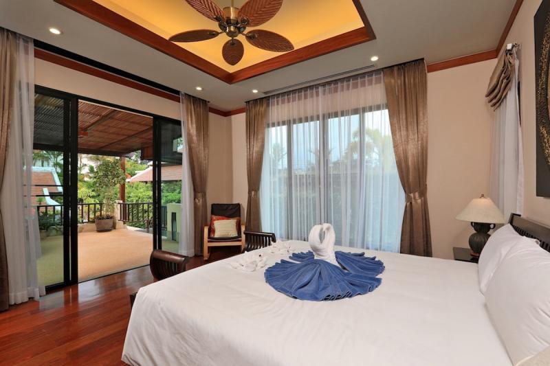 Фото Роскошная вилла с 4 спальнями в Най Харн Баан Буа, Пхукет