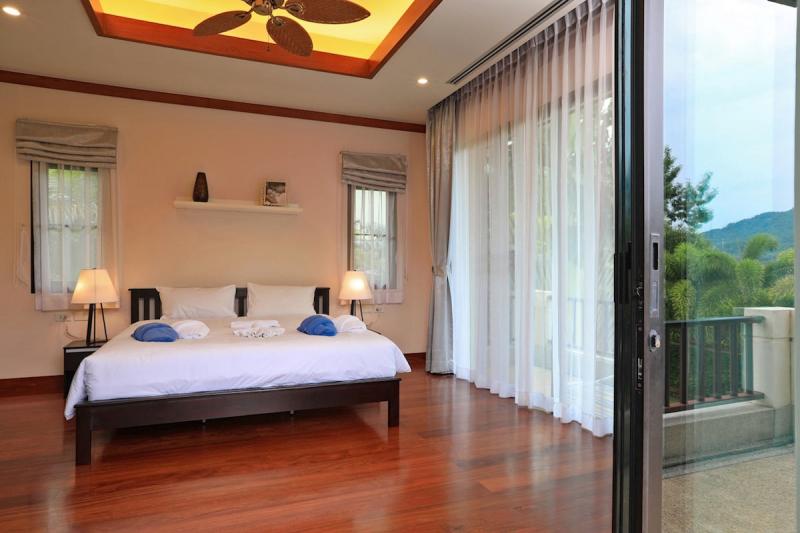 Фото Роскошная вилла с 4 спальнями в Най Харн Баан Буа, Пхукет