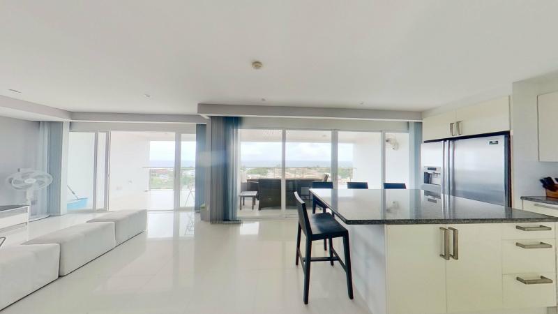 普吉岛卡伦出售全景海景照片现代 2 卧室公寓