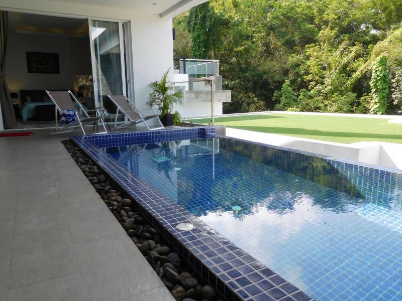 在普吉岛卡马拉出售的现代 2 卧室泳池别墅照片