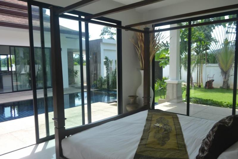 Фото Современная вилла с 3 спальнями и бассейном в аренду или на продажу в Паклоке, Пхукет