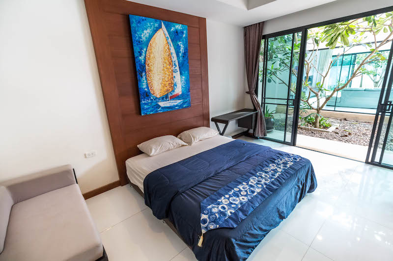 Фото Современная вилла с 3 спальнями и бассейном на продажу недалеко от пляжа Раваи
