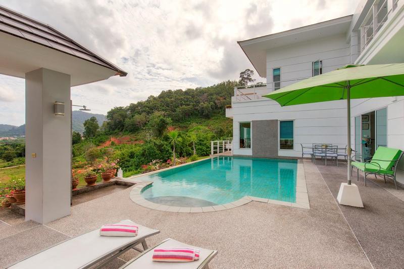 Photo Modern 4 bedroom villa in Kathu overlooking Loch Palm Golf course