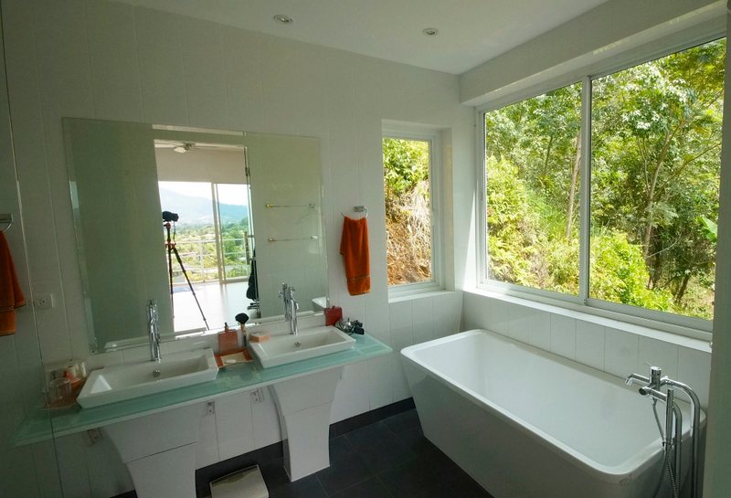 Photo Modern 4 bedroom villa in Kathu overlooking Loch Palm Golf course
