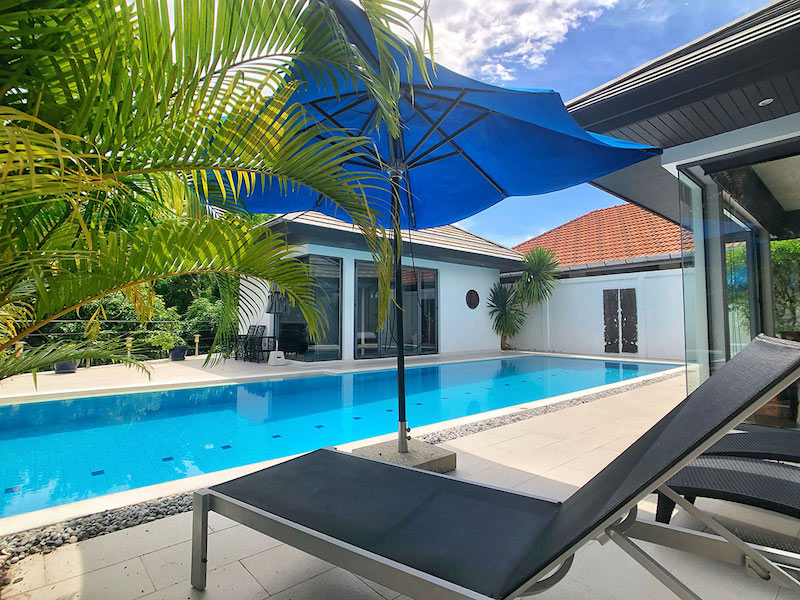 Photo Villa moderne avec piscine entièrement rénovée à louer ou à vendre à Nai Harn Phuket