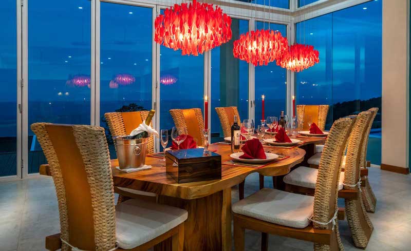 照片 现代豪华超级别墅在卡马拉享有壮丽的海景。