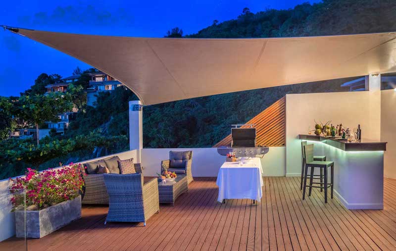 照片 现代豪华超级别墅在卡马拉享有壮丽的海景。
