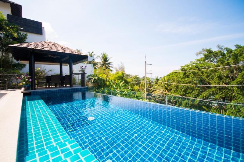 在普吉岛苏林出售的海景 4 卧室泳池别墅优惠照片