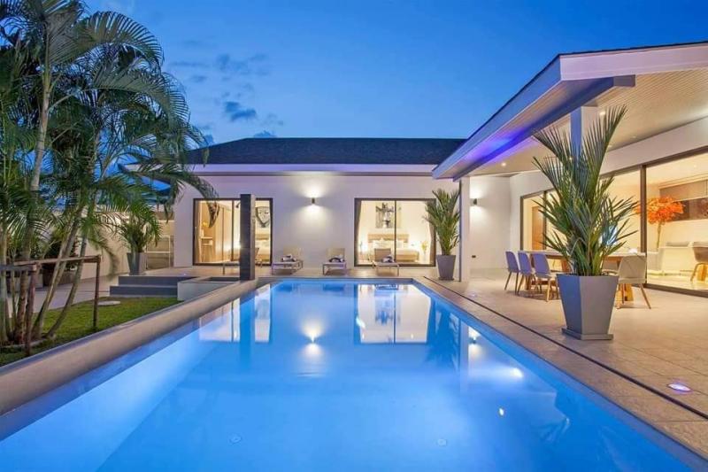 Photo Villa neuve haut de gamme avec piscine à louer / vendre à Nai Harn.