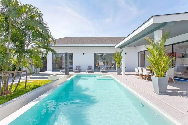 Photo Villa neuve haut de gamme avec piscine à louer / vendre à Nai Harn.