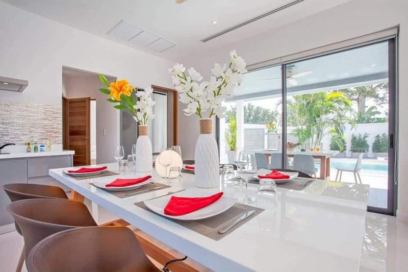 Photo New high end villa with swimming pool in Nai Harn.