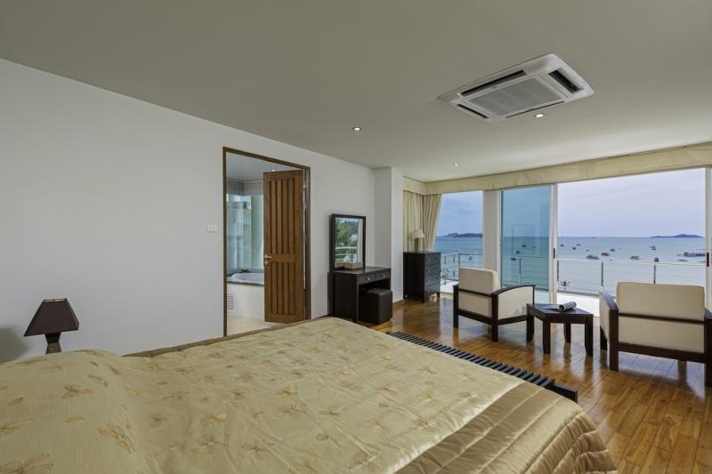 Фото Вилла с 3 спальнями и бассейном и панорамным видом на море на продажу в Ао По